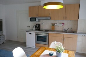 Kühlschrank, Ofen, Herdplatte, Geschirrspüler
