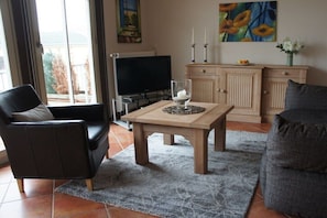 Smart-TV, DVD-Player, Bücher, Stereoanlage