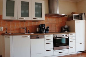 Wasserkocher mit Kaffee-/Teezubehör, Kühlschrank, Mikrowelle, Ofen