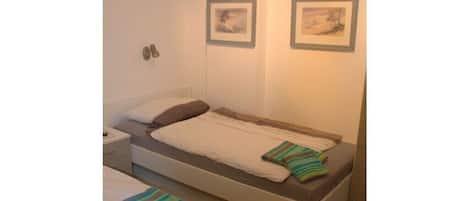 2 bedrooms, iron/ironing board, WiFi (free)
