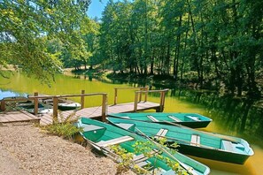 A serene lakeside setting with docked boats and a wooden pier. - Holiday apartment with 2 bedrooms (St. Martin)