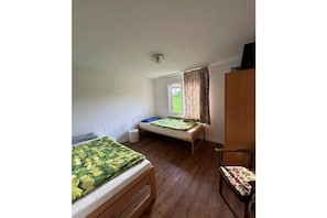 Bügeleisen/Bügelbrett, Reisekinderbett, kostenloses WLAN, Bettwäsche