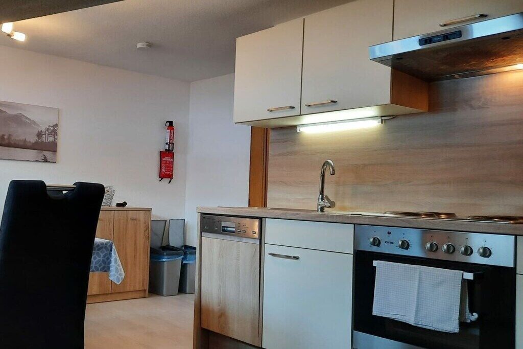 Wasserkocher mit Kaffee-/Teezubehör, Kühlschrank, Ofen, Herdplatte