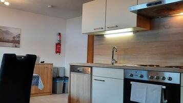 Wasserkocher mit Kaffee-/Teezubehör, Kühlschrank, Ofen, Herdplatte