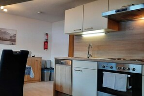 Wasserkocher mit Kaffee-/Teezubehör, Kühlschrank, Ofen, Herdplatte