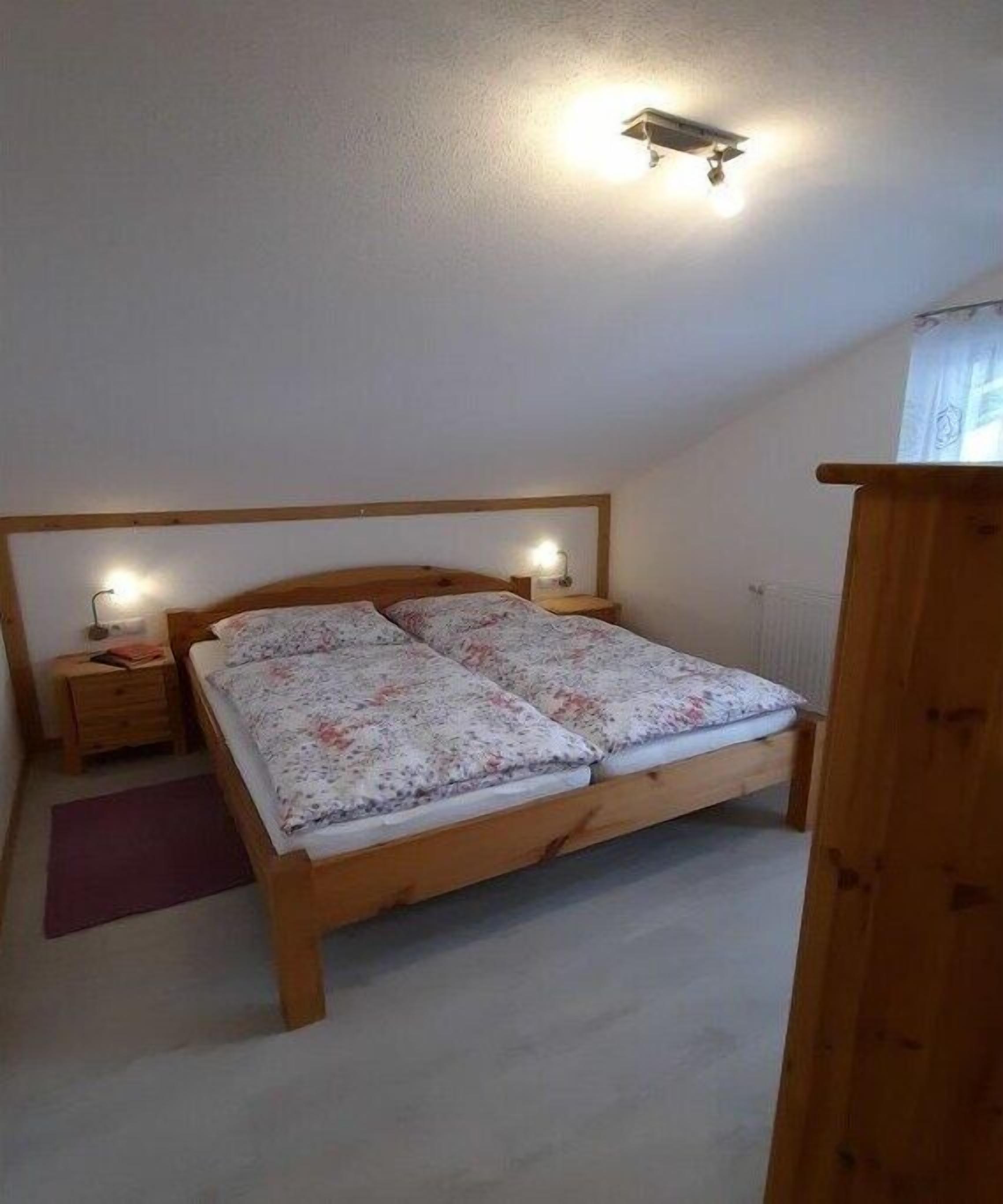 Travel crib, free WiFi, bed sheets