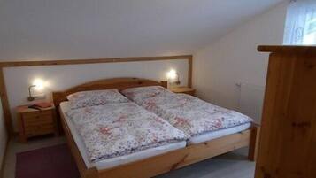3 Schlafzimmer, Reisekinderbett, kostenloses WLAN, Bettwäsche