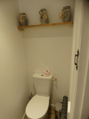 Bathroom - Vrbo Property (orgeres en beauce)