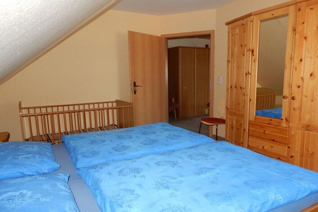 Een strijkplank/strijkijzer, reisbedje, gratis wifi, beddengoed