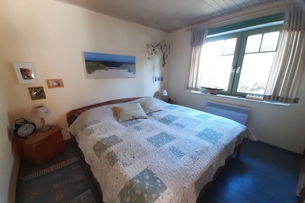 Travel cot, free WiFi, bed sheets