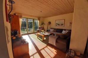 Smart-TV, Kamin, DVD-Player, Bücher