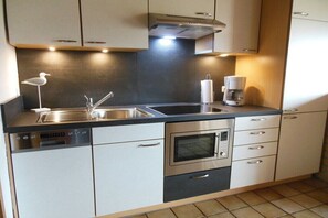 Réfrigérateur, four à micro-ondes, surface de cuisson, lave-vaisselle