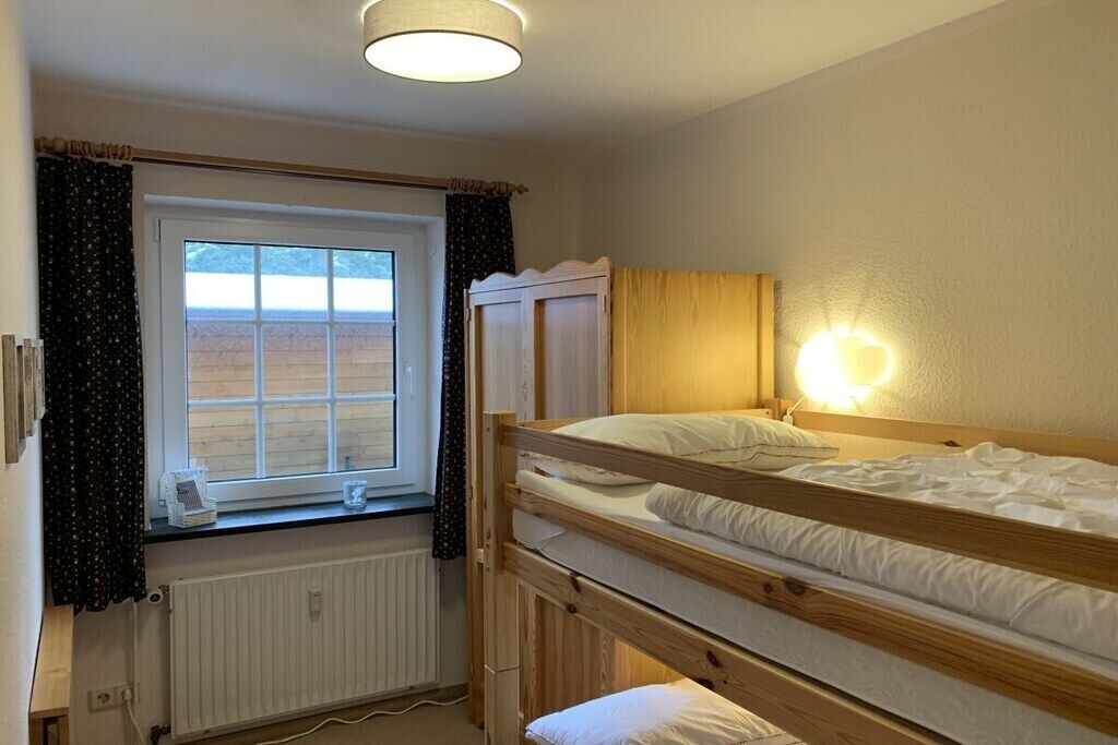 2 bedrooms, travel crib, WiFi (free)