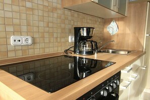 Wasserkocher mit Kaffee-/Teezubehör, Kühlschrank, Mikrowelle, Ofen