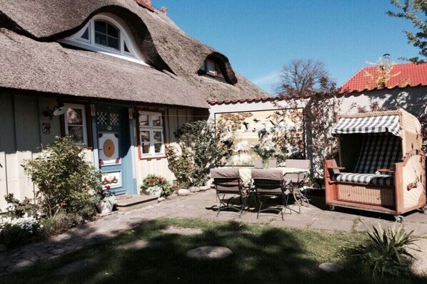 Outdoor dining - Holiday home in Prerow with swimming pool (Prerow)