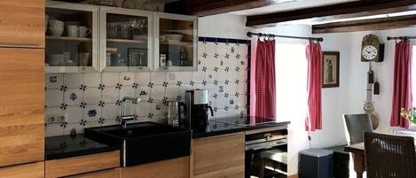 Cafetera y tetera, refrigerador, microondas y horno