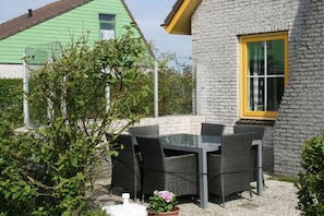Outdoor dining - Holiday home with 3 bedrooms (Julianadorp)