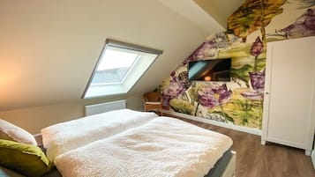 Iron/ironing board, WiFi (free), bed sheets