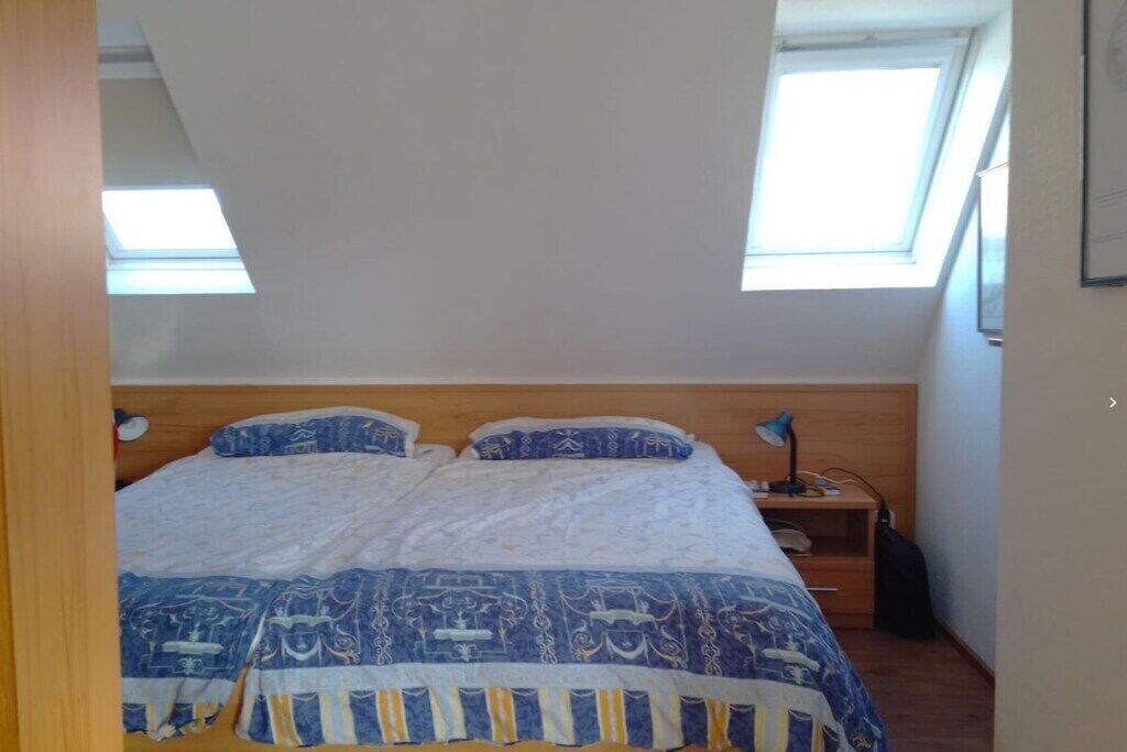 Travel cot, free WiFi