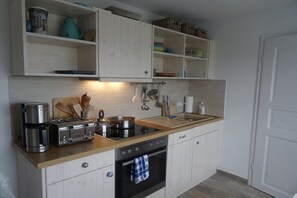 Coffee/tea maker, fridge, microwave, oven - Holiday home with 3 bedrooms (Nordstrand)