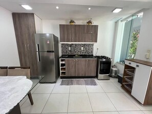 Kühlschrank, Mikrowelle, Ofen, Herdplatte