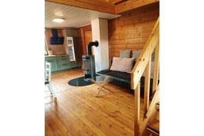Smart-TV, Kamin, Bücher, Stereoanlage