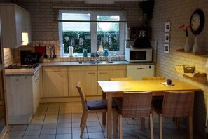 Wasserkocher mit Kaffee-/Teezubehör, Kühlschrank, Mikrowelle, Herdplatte