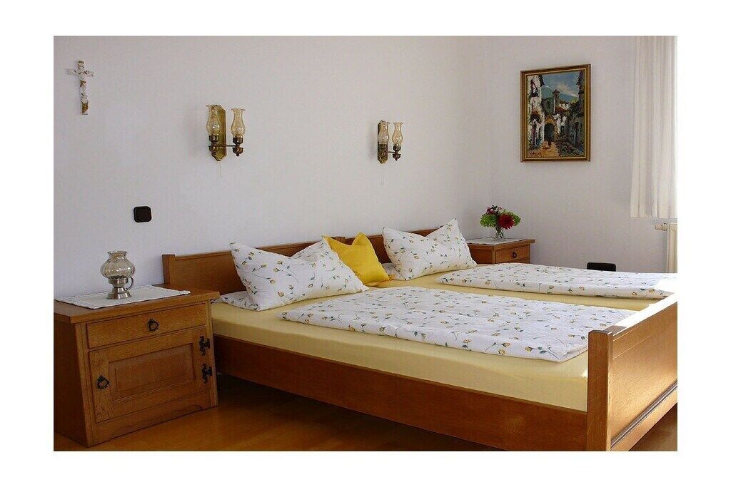 2 habitaciones, tabla de planchar con plancha y cuna de viaje 