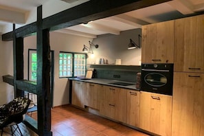 Wasserkocher mit Kaffee-/Teezubehör, Kühlschrank, Mikrowelle, Ofen