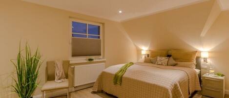 3 bedrooms, iron/ironing board, travel crib, WiFi (free)