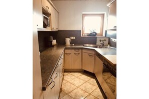 Coffee/tea maker, fridge, microwave, oven - Holiday apartment with 3 bedrooms (Garmisch-Partenkirche)