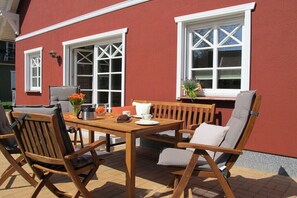 Outdoor dining - Holiday home in Prerow with swimming pool (Prerow)