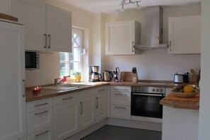 Coffee/tea maker, fridge, microwave, oven - Holiday home in Prerow with swimming pool (Prerow)