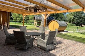 Outdoor dining - Holiday home in Eschede with swimming pool (Eschede)