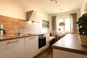 Wasserkocher mit Kaffee-/Teezubehör, Kühlschrank, Ofen, Herdplatte