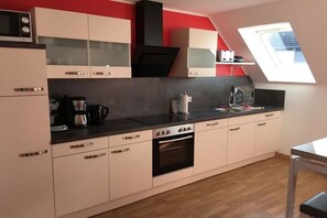 Wasserkocher mit Kaffee-/Teezubehör, Kühlschrank, Mikrowelle, Ofen