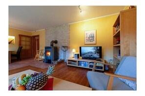 Smart-TV, Kamin, Bücher, Stereoanlage