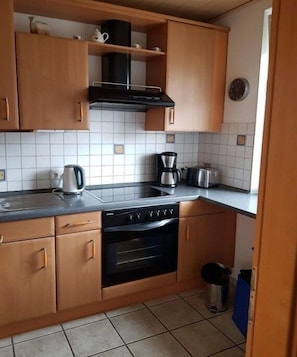 Coffee/tea maker, fridge, microwave, oven - Holiday home with 1 bedroom (Dornumersiel)
