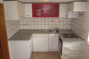 Wasserkocher mit Kaffee-/Teezubehör, Kühlschrank, Ofen, Herdplatte