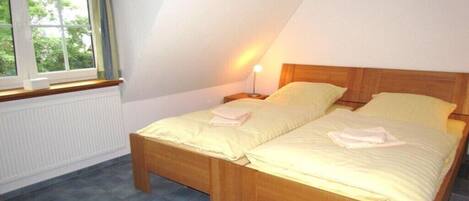 Tabla de planchar con plancha, wifi gratis y ropa de cama