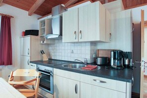Frigorífico, horno, placa de cocina y lavavajillas