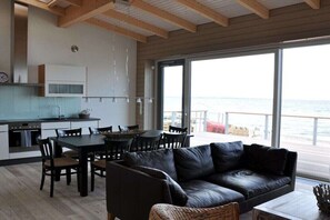Smart-TV, Kamin, Stereoanlage
