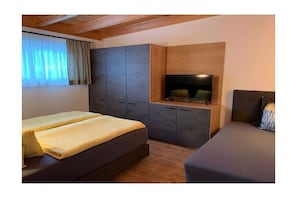 Free WiFi, bed sheets - Holiday apartment in Fügen with swimming pool (Fügen)