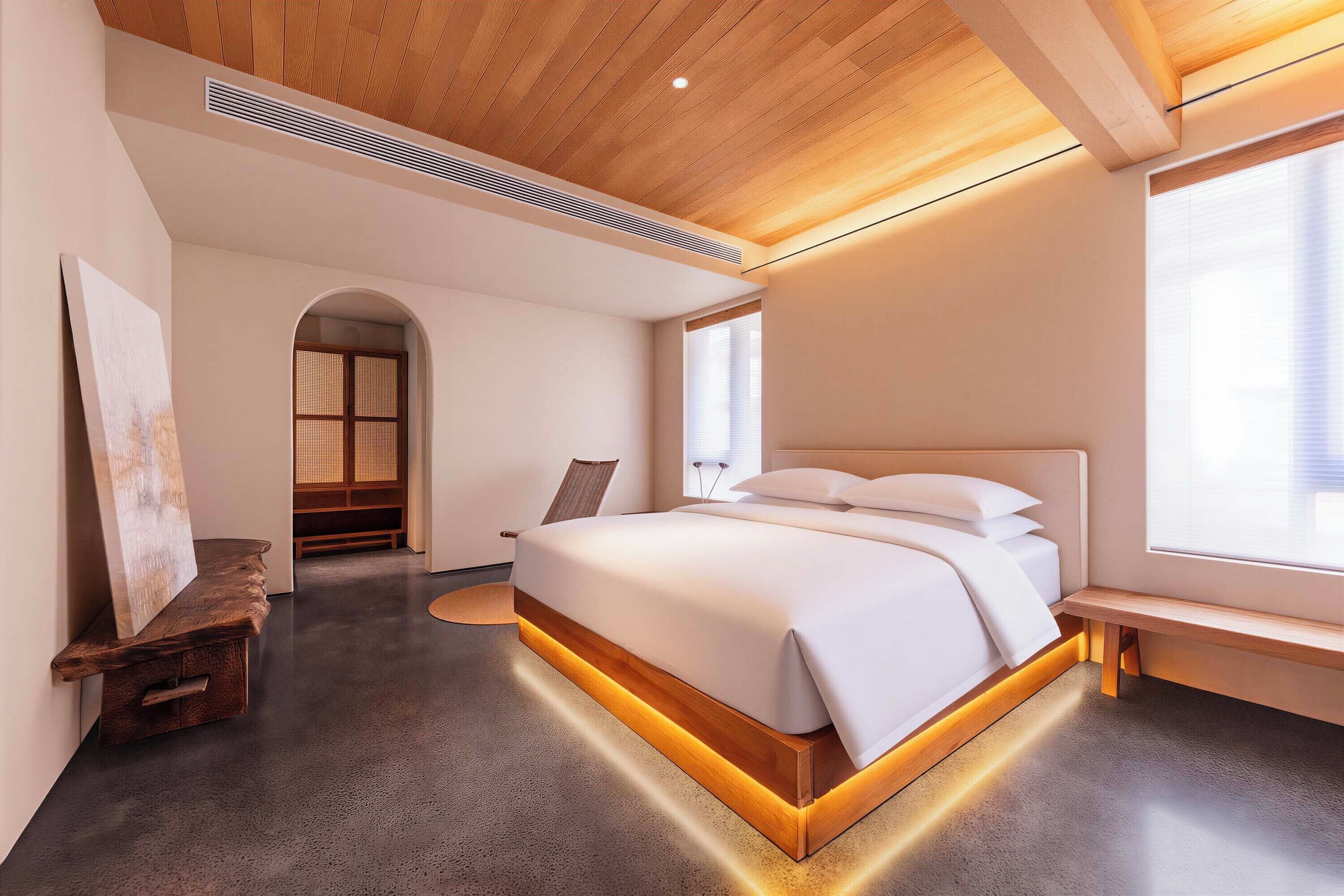Suite Keluarga, pemandangan bukit | Seprai premium, minibar, meja kerja, dan ruang kerja ramah laptop