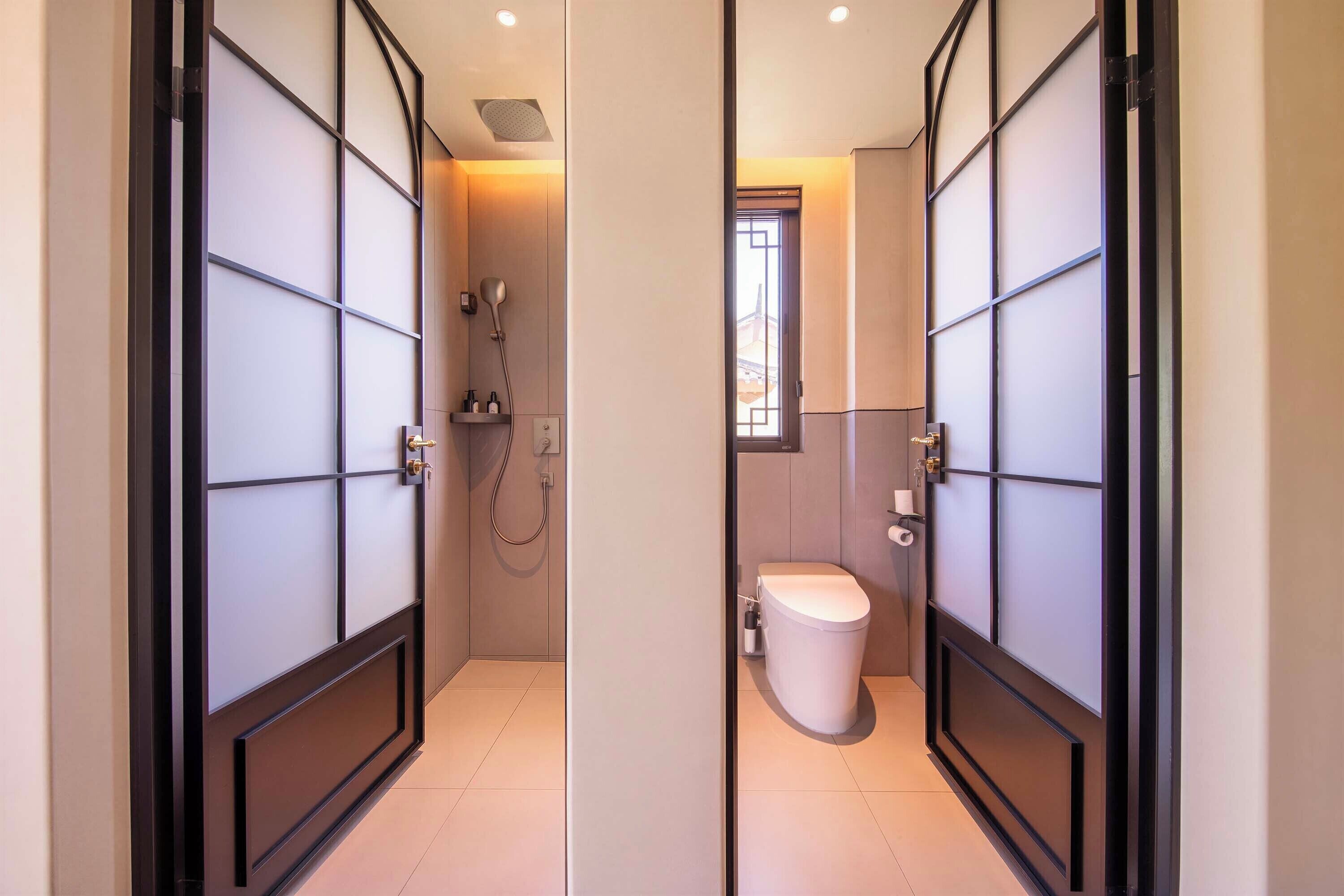 Comfort Suite, Hill View | Bathroom | Free toiletries, hair dryer, slippers, towels