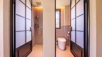 Comfort Suite, Hill View | Bathroom | Free toiletries, hair dryer, slippers, towels