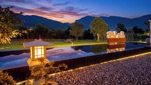 Piscina externa sazonal, guarda-sóis, espreguiçadeiras