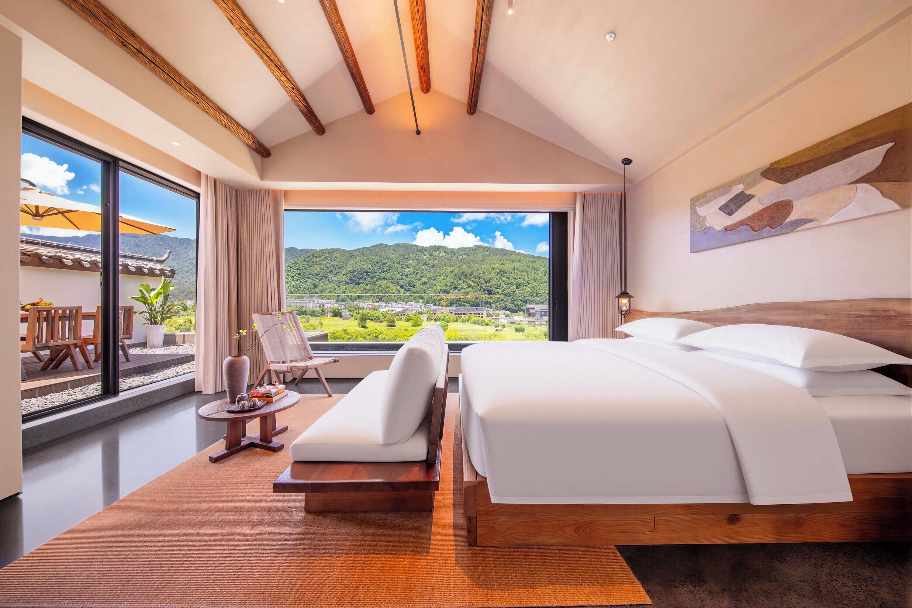 Comfort Suite, Hill View | Premium bedding, minibar, desk, laptop workspace