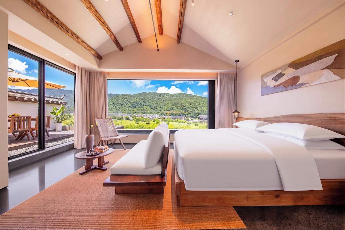 Comfort Suite, Hill View | Premium bedding, minibar, desk, laptop workspace