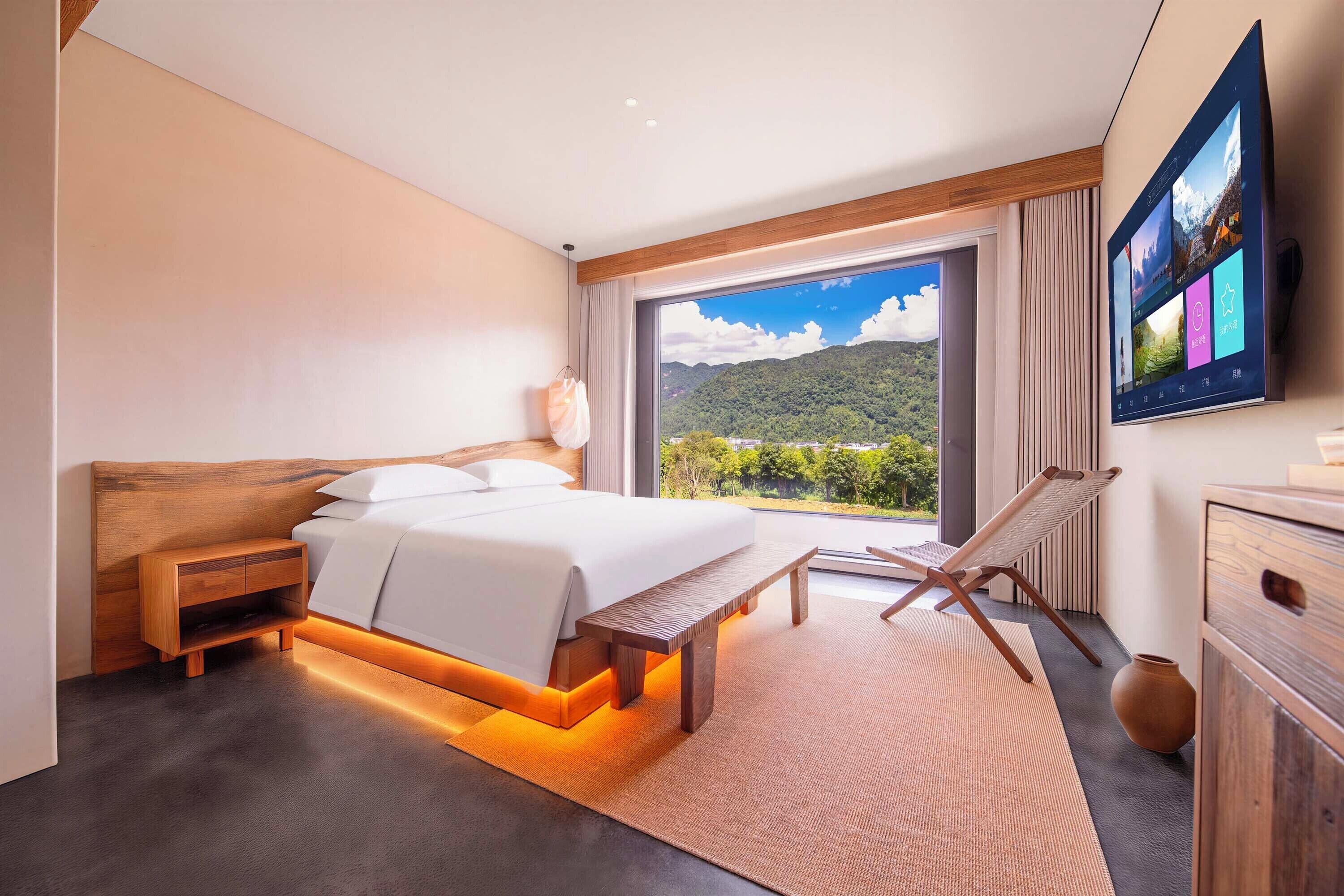 Suite Superior, pemandangan bukit | Seprai premium, minibar, meja kerja, dan ruang kerja ramah laptop